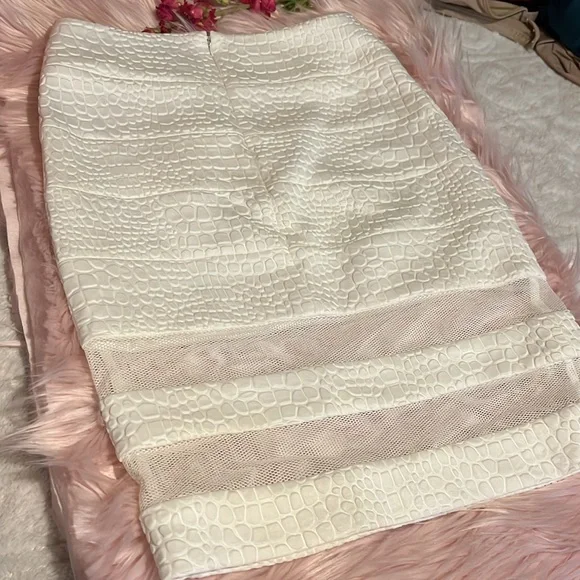 NWOT ALBERTO MAKALI WHITE PEBBLED SKIRT SIZE SMALL - Picture 4 of 4